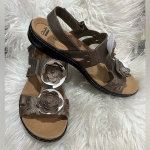 NWOT Clarks Leisa Claytin Pewter Metallic Sandals Size 10